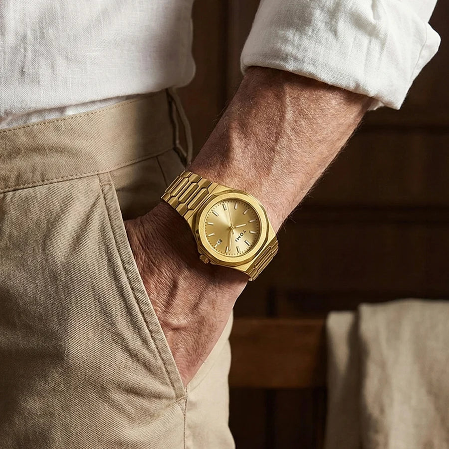 Relógio masculino Oréus Gold elegante com pulseira de aço dourada e mostrador dourado no pulso