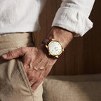 Relógio masculino sofisticado com pulseira de Couro Marrom e mostrador dourado e branco no pulso