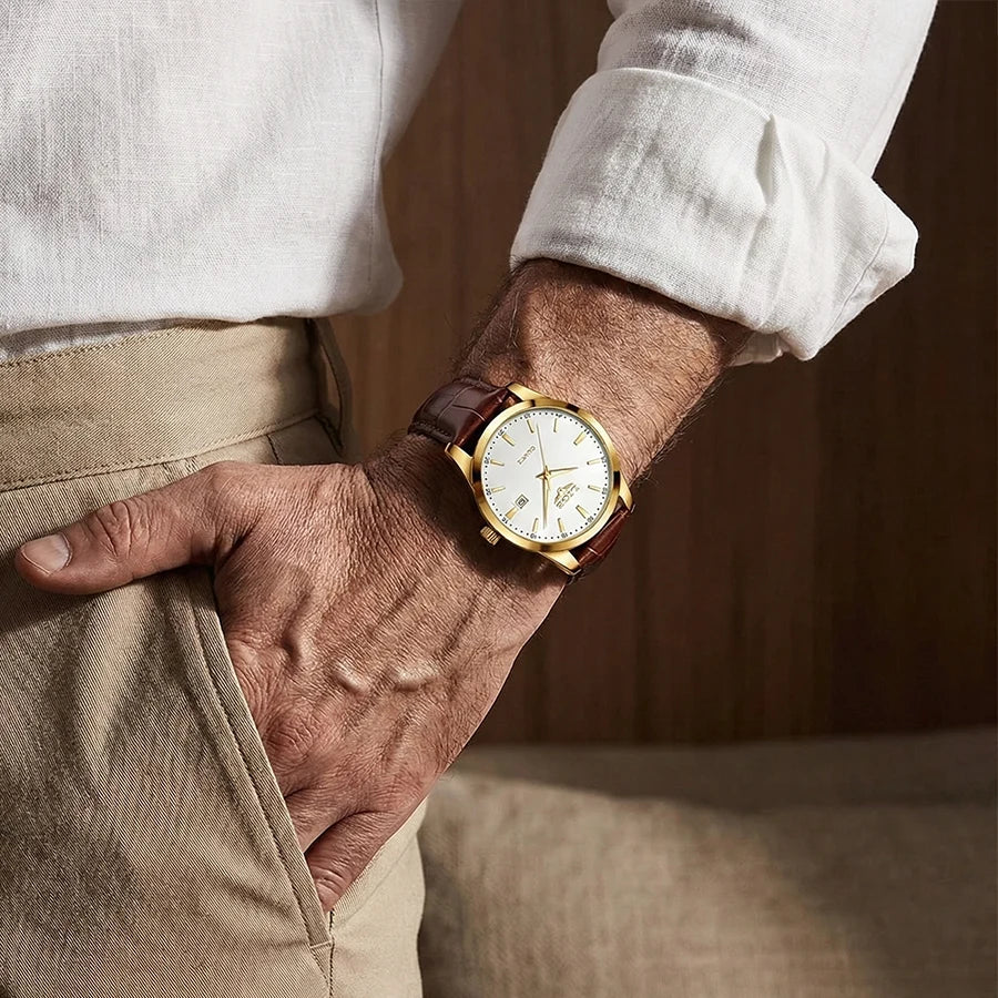 Relógio masculino sofisticado com pulseira de Couro Marrom e mostrador dourado e branco no pulso