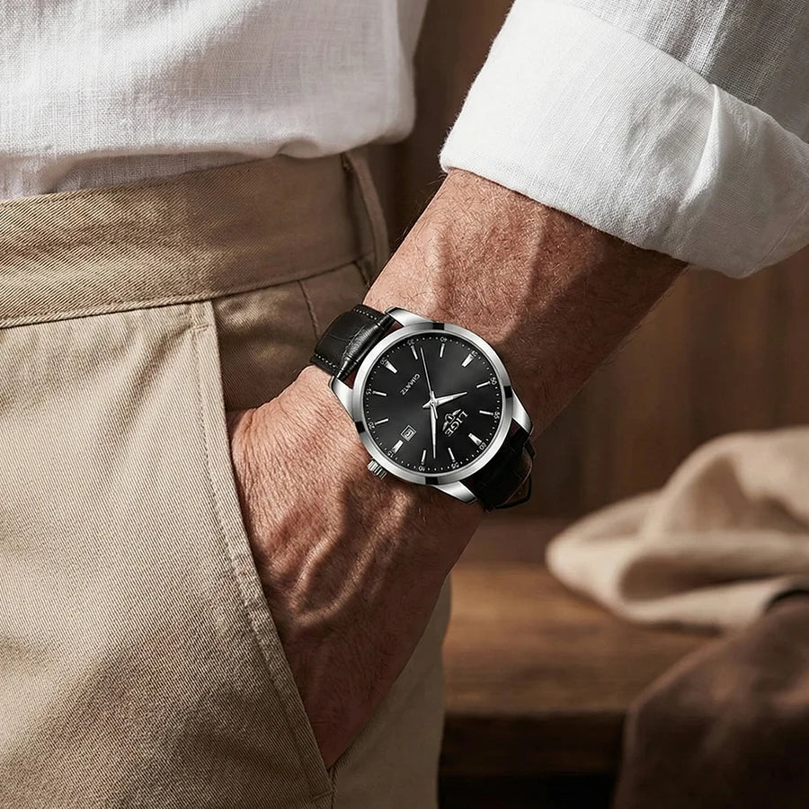 Relógio masculino de couro preto e prata estilo executivo, design elegante no pulso