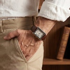 Relógio masculino quadrado com pulseira de couro marrom, design elegante