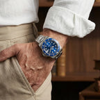 Relógio masculino Momentum Blue elegante com pulseira de aço inox e mostrador azul no pulso