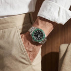 Relógio masculino Momentum Green sendo usado no pulso, design clássico